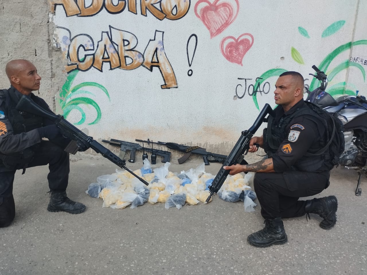 39º BPM apreende fuzil, réplica de fuzil e drogas no bairro Santa Tereza